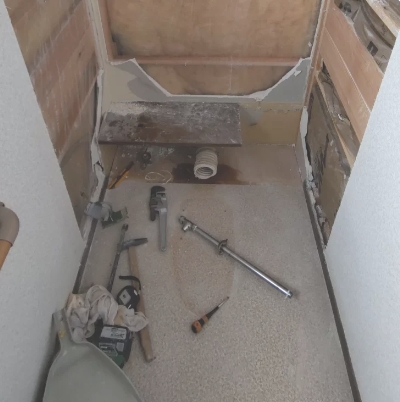エディオンリフォーム トイレの解体・壁紙と床フロアの撤去
